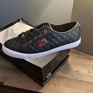 I am selling G by guess black casual shoes